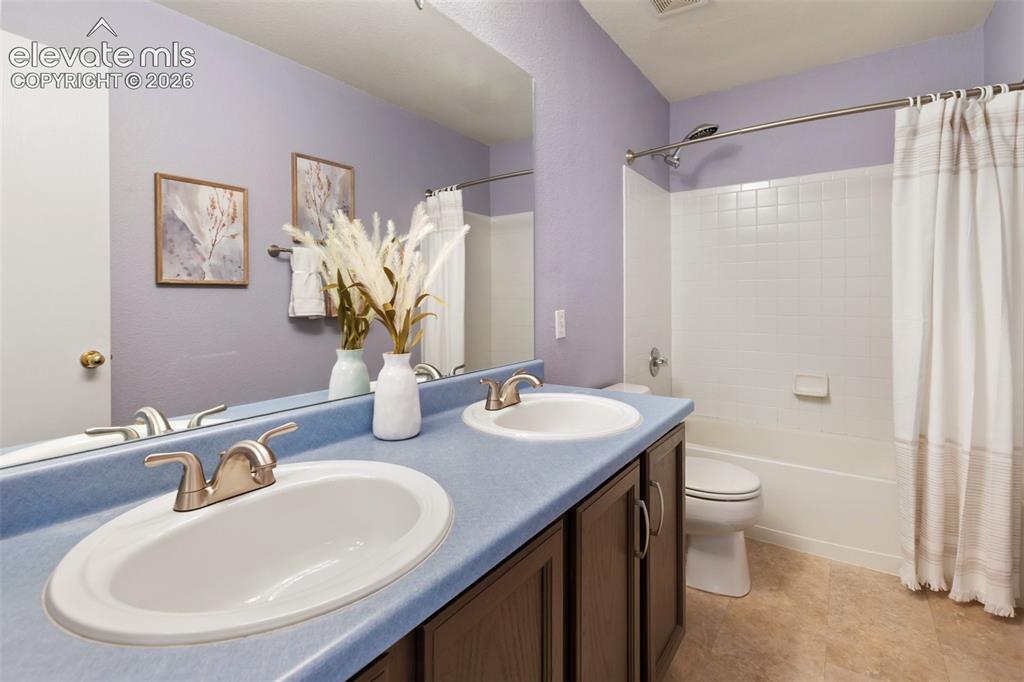 Image 40 of 49: Bathroom