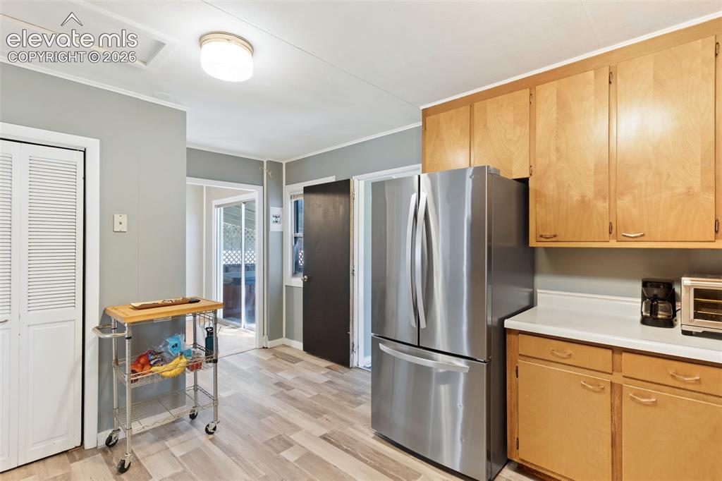 Image 10 of 27: Kitchen
