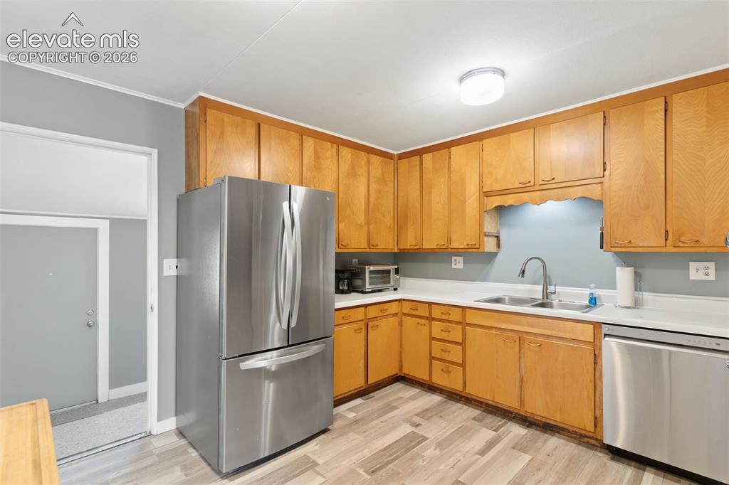 Image 11 of 27: Kitchen