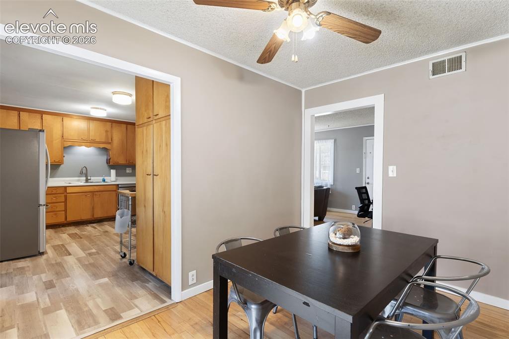 Image 13 of 27: Dining Area