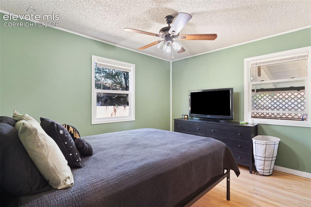 Image 14 of 27: Bedroom