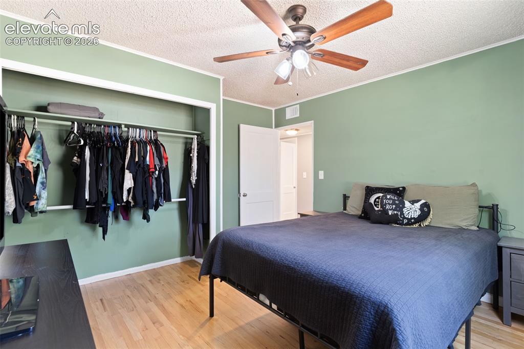 Image 15 of 27: Bedroom