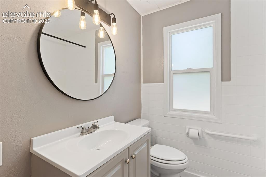 Image 19 of 27: Bathroom