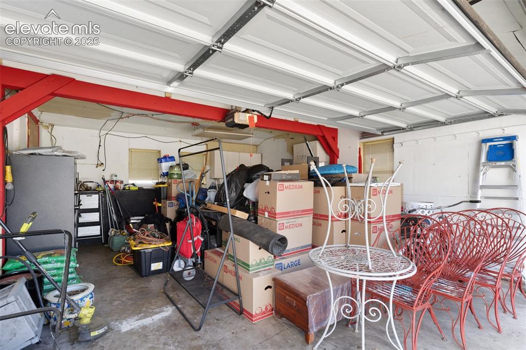 Image 21 of 27: Garage