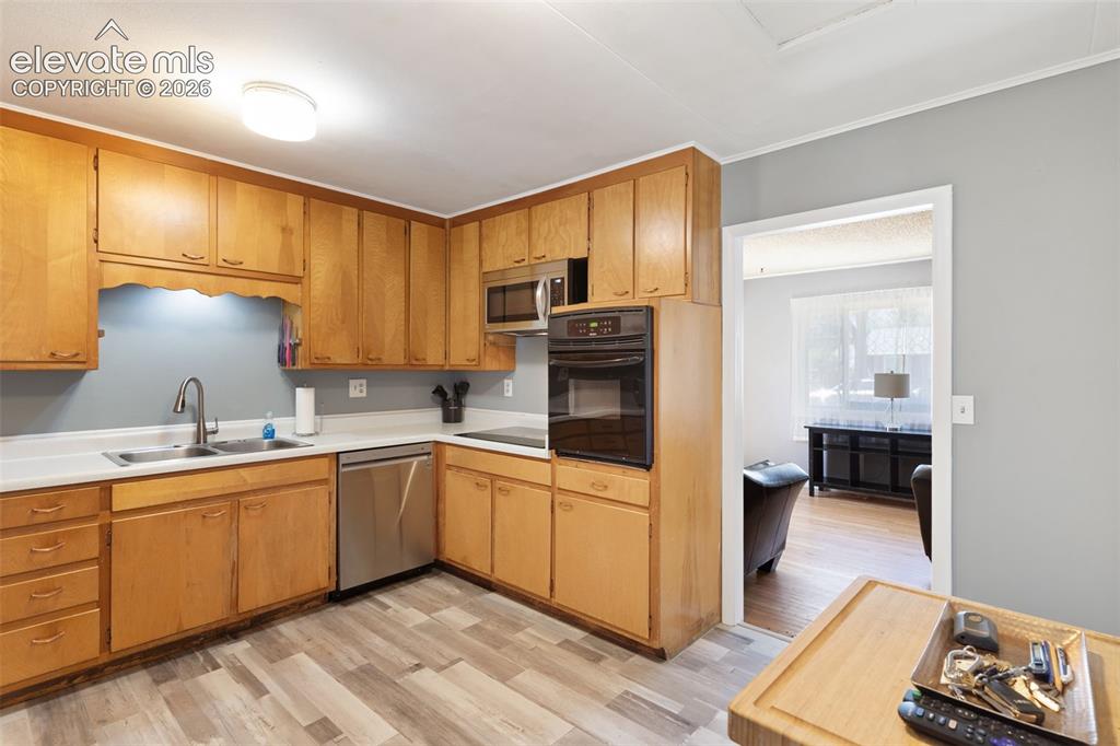 Image 7 of 27: Kitchen