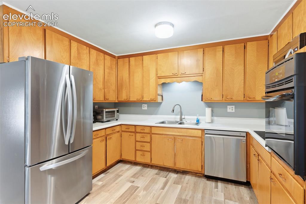 Image 8 of 27: Kitchen