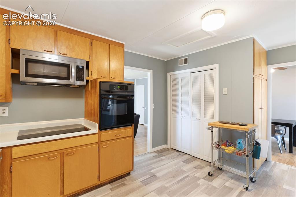 Image 9 of 27: Kitchen