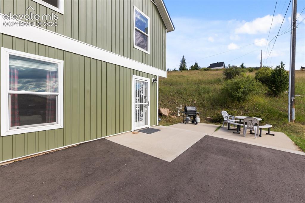 Image 34 of 36: Extra outdoor entertaining space.