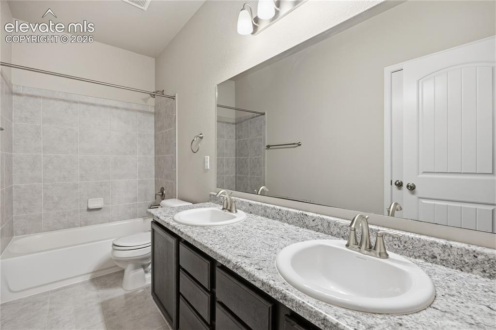 Image 31 of 46: Bathroom