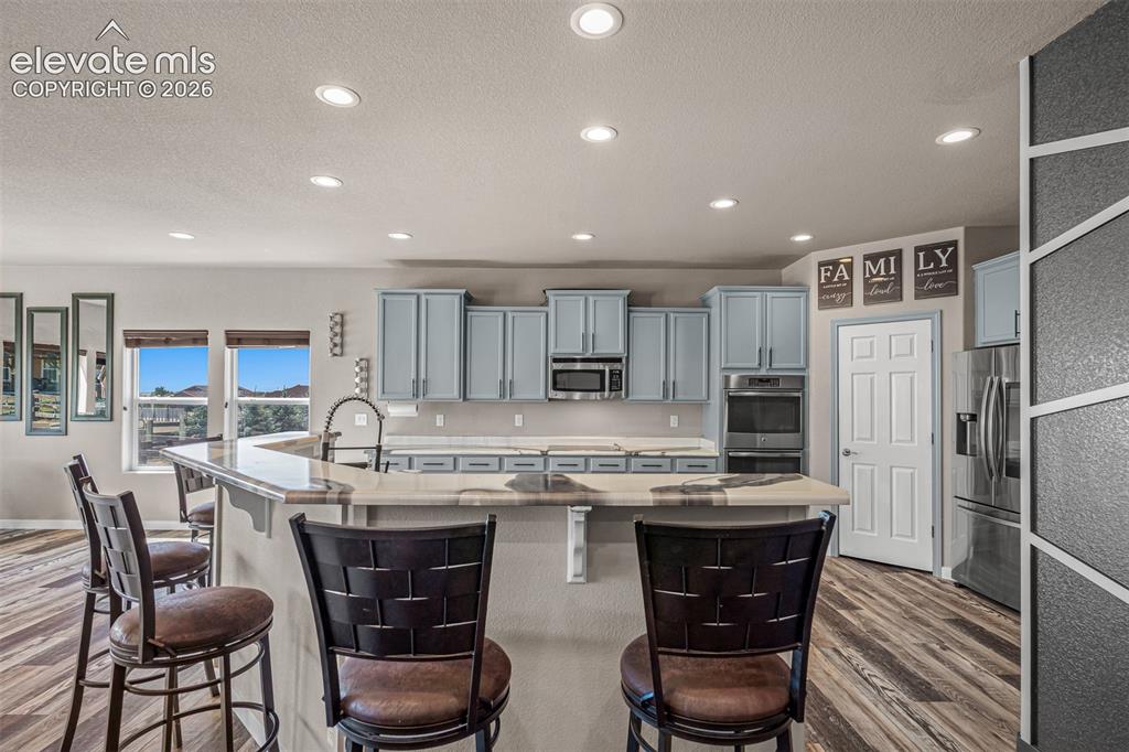 Image 10 of 50: Kitchen