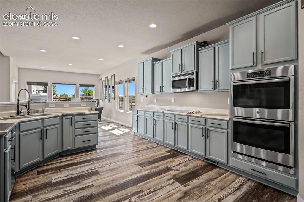 Image 12 of 50: Kitchen