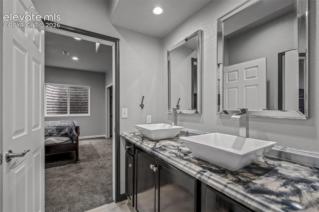 Image 49 of 50: Bathroom