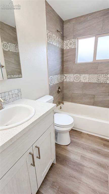 Image 20 of 26: Bathroom