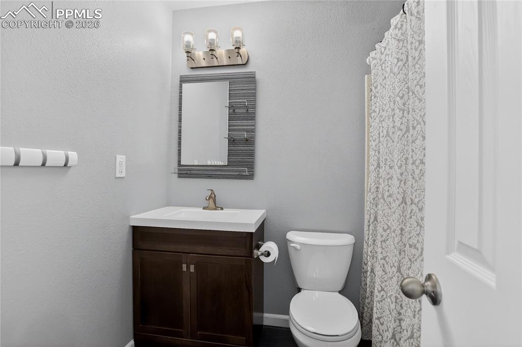 Image 14 of 20: Full guest bath - upper level