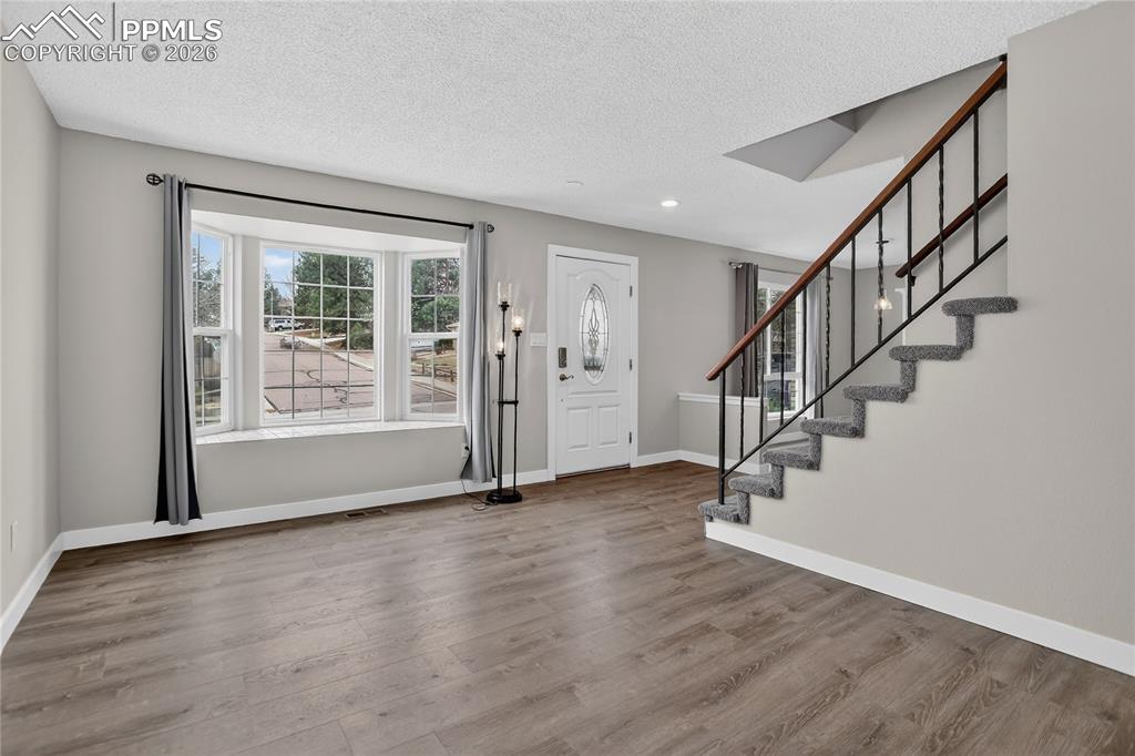 Image 2 of 20: Spacious living room