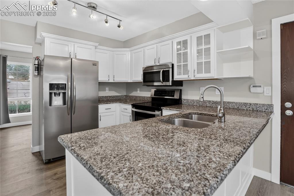 Image 3 of 20: Peninsula with barstool seating