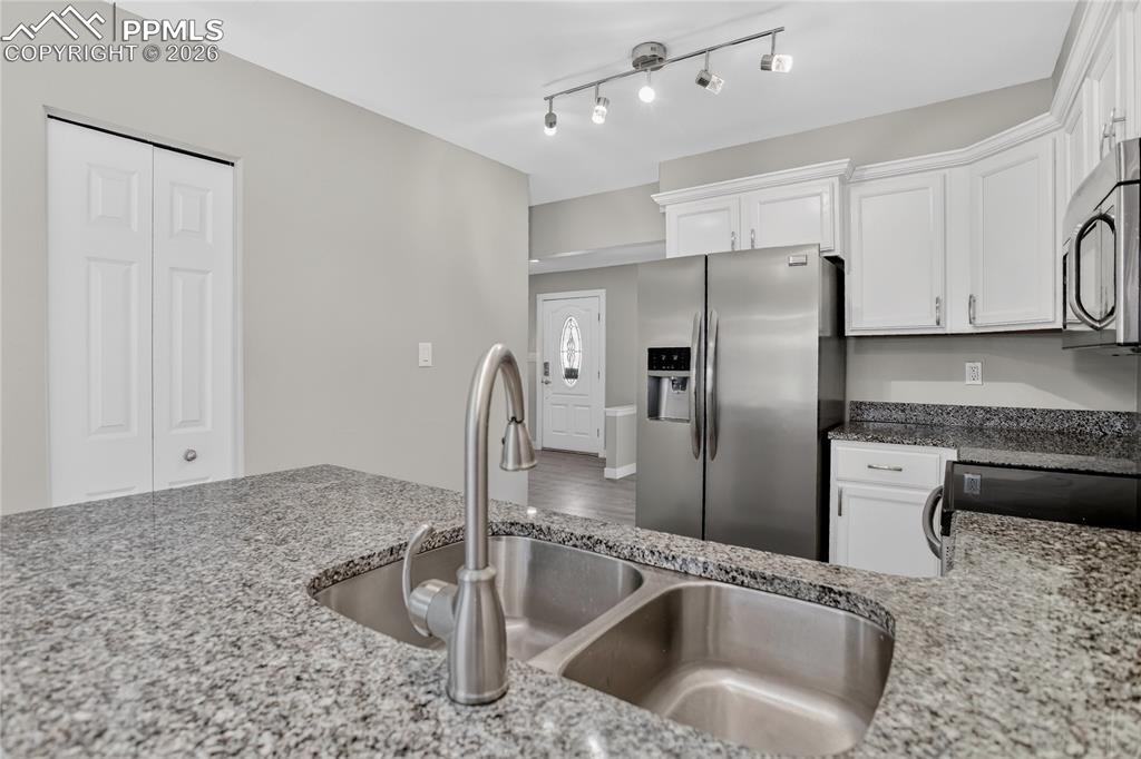 Image 4 of 20: SS appliances & granite counters