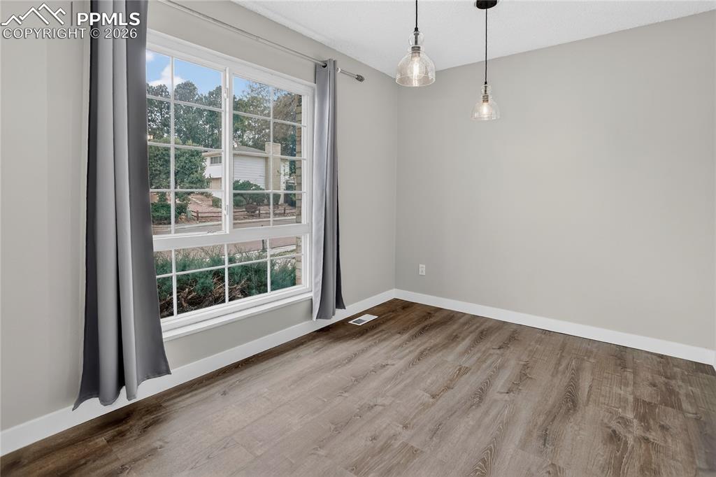 Image 6 of 20: Dining area