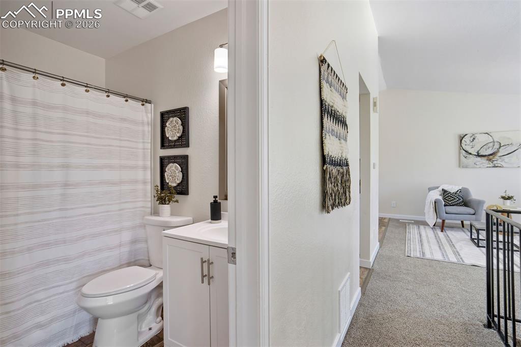 Image 17 of 46: Bathroom