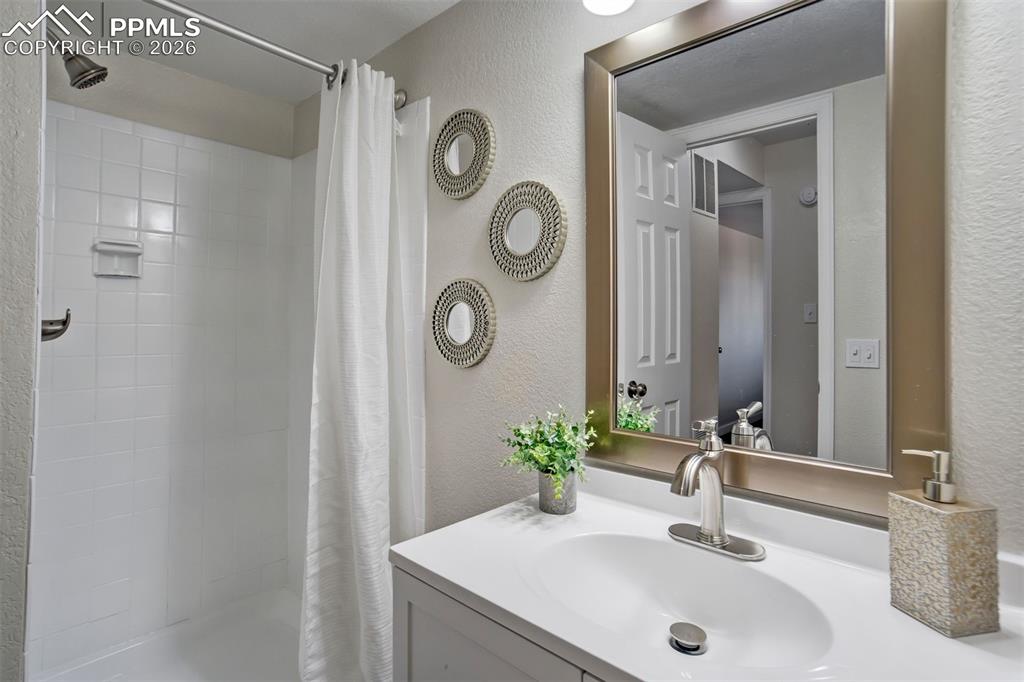 Image 37 of 46: Bathroom