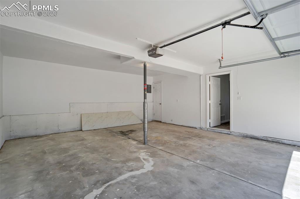 Image 38 of 46: Garage