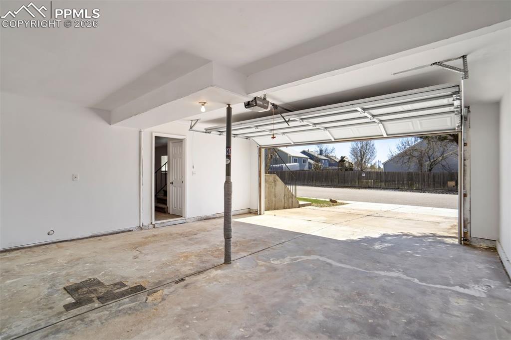 Image 39 of 46: Garage