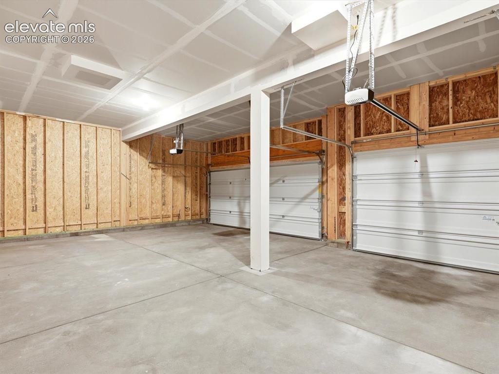 Image 19 of 39: Garage