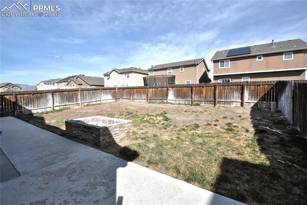 Image 33 of 38: Yard