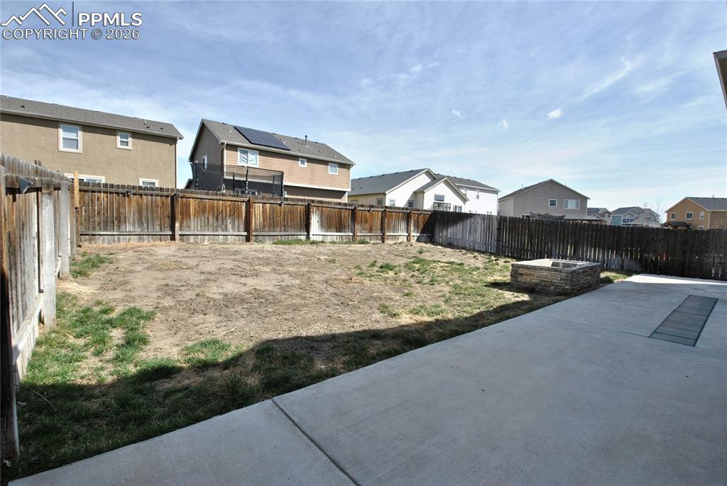 Image 34 of 38: Yard