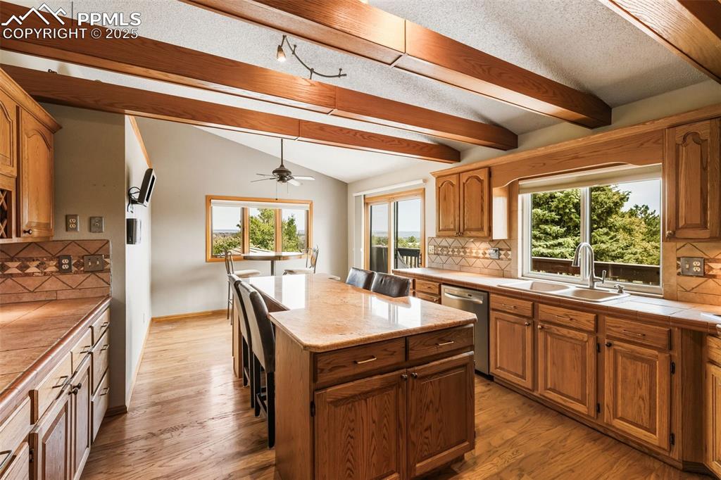 Image 19 of 45: Kitchen