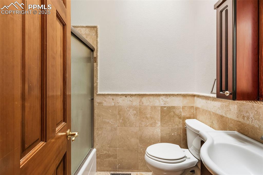 Image 31 of 45: Bathroom