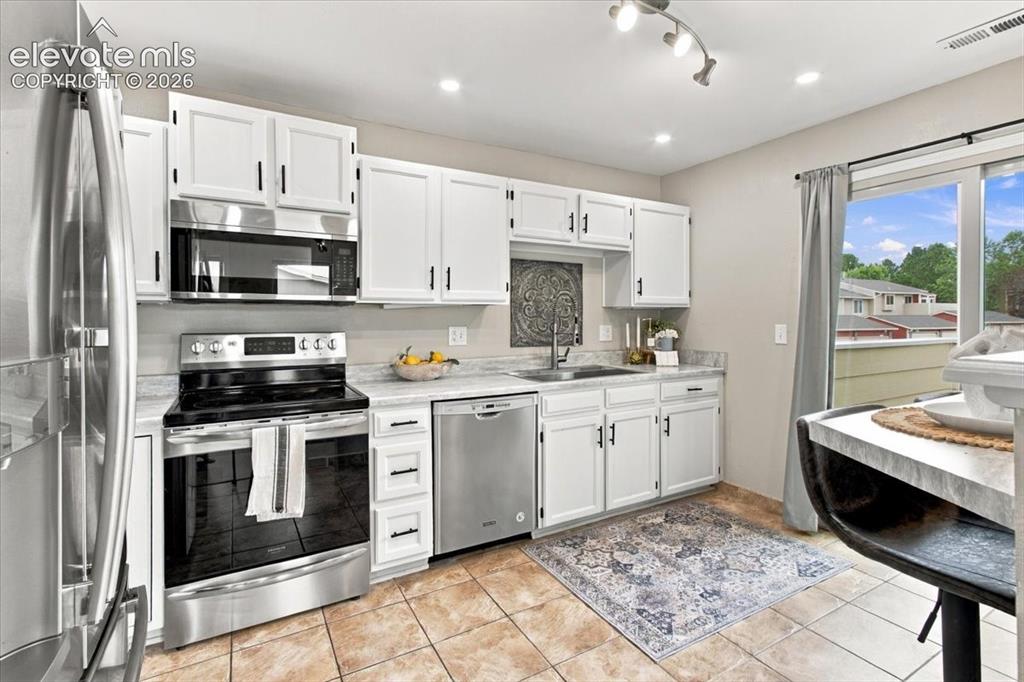 Image 3 of 40: Kitchen