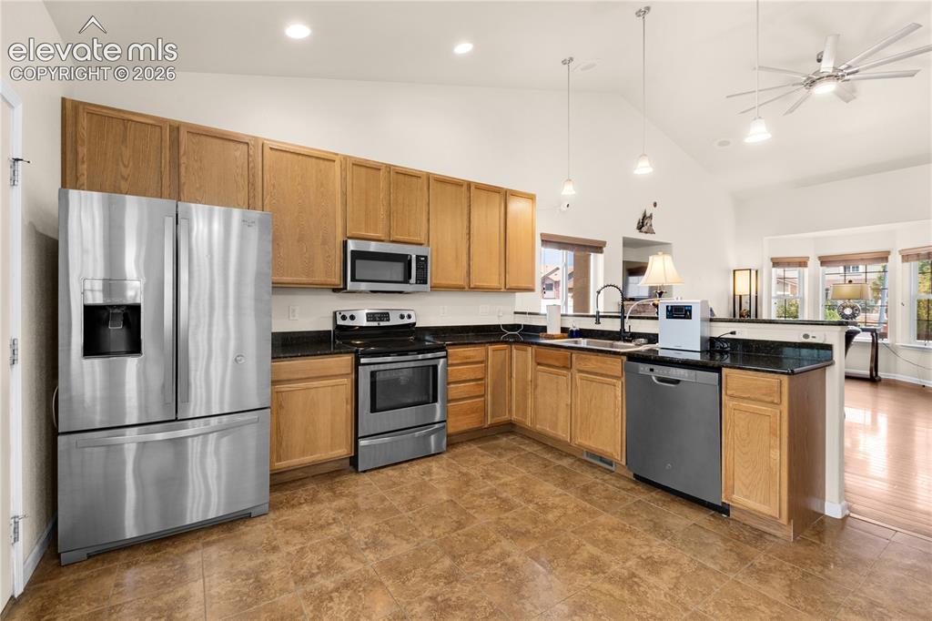 Image 10 of 45: Kitchen