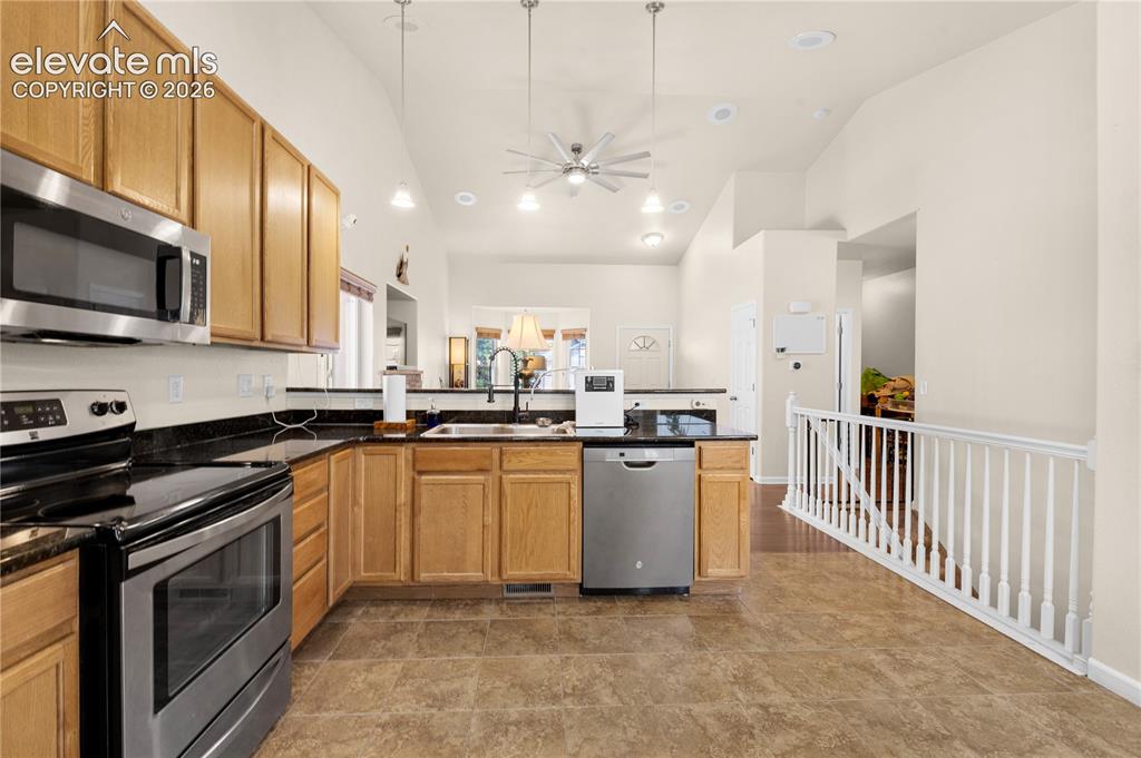 Image 13 of 45: Kitchen