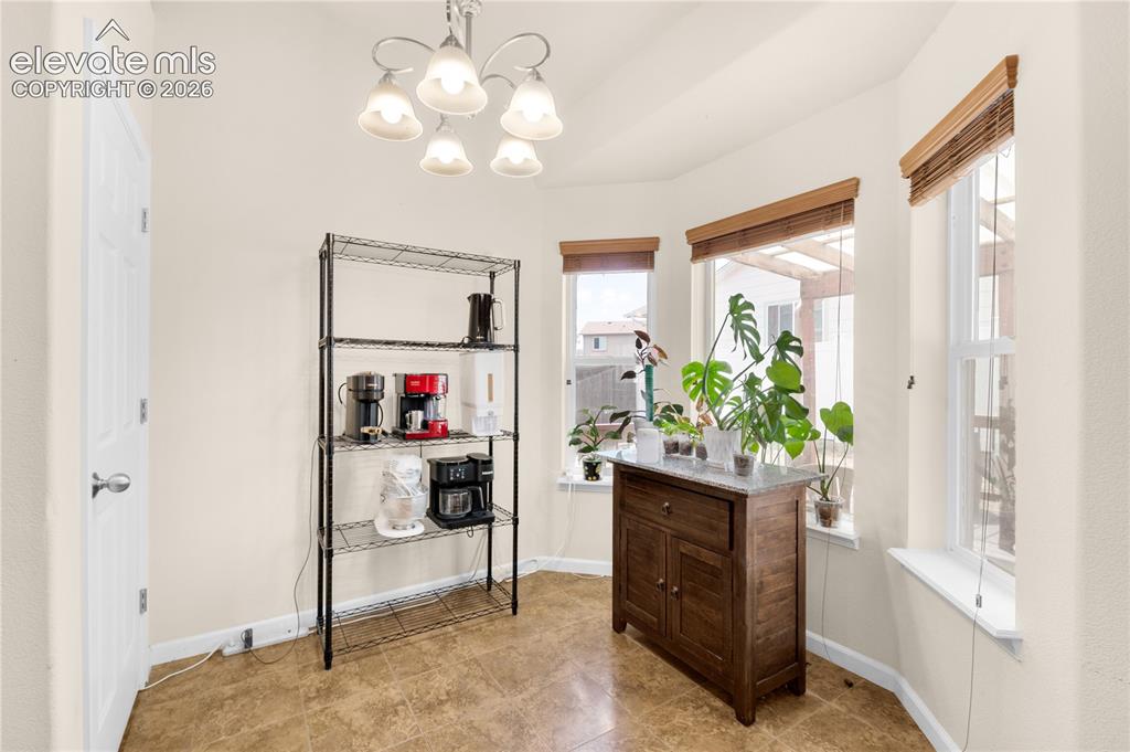 Image 14 of 45: Dining Area