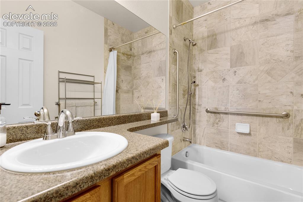Image 15 of 45: Bathroom