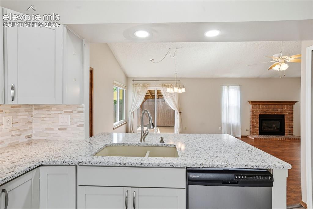 Image 18 of 49: Kitchen