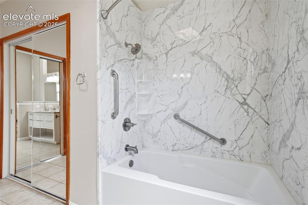 Image 30 of 49: Shower/tub combo