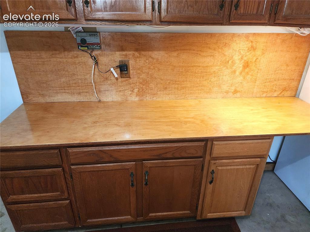 Image 44 of 49: Convenient and functional workbench