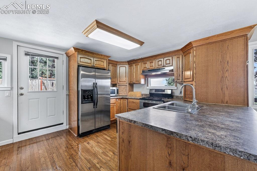 Image 13 of 45: Kitchen