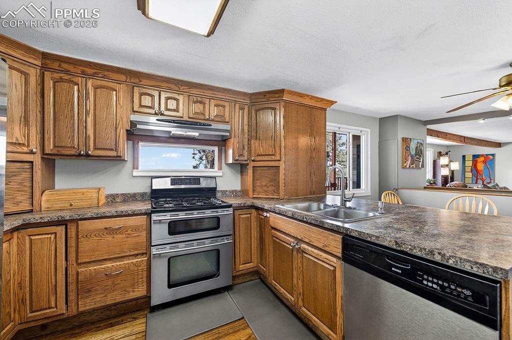 Image 14 of 45: Kitchen