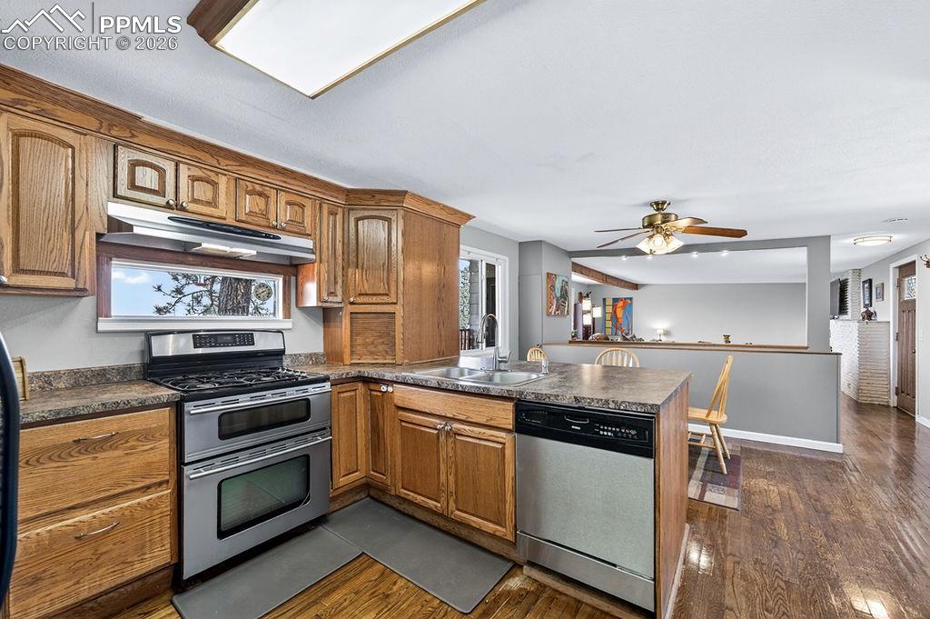 Image 15 of 45: Kitchen