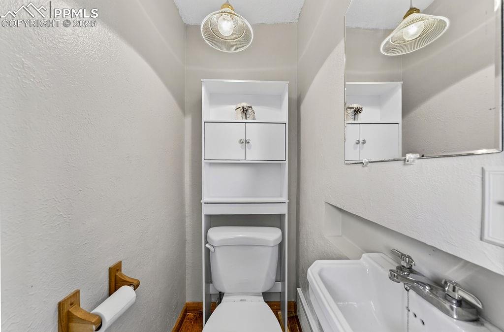 Image 16 of 45: Bathroom