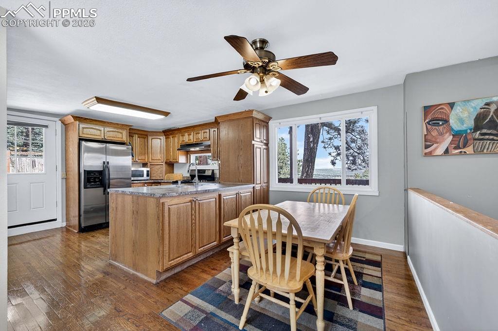 Image 17 of 45: Dining Area