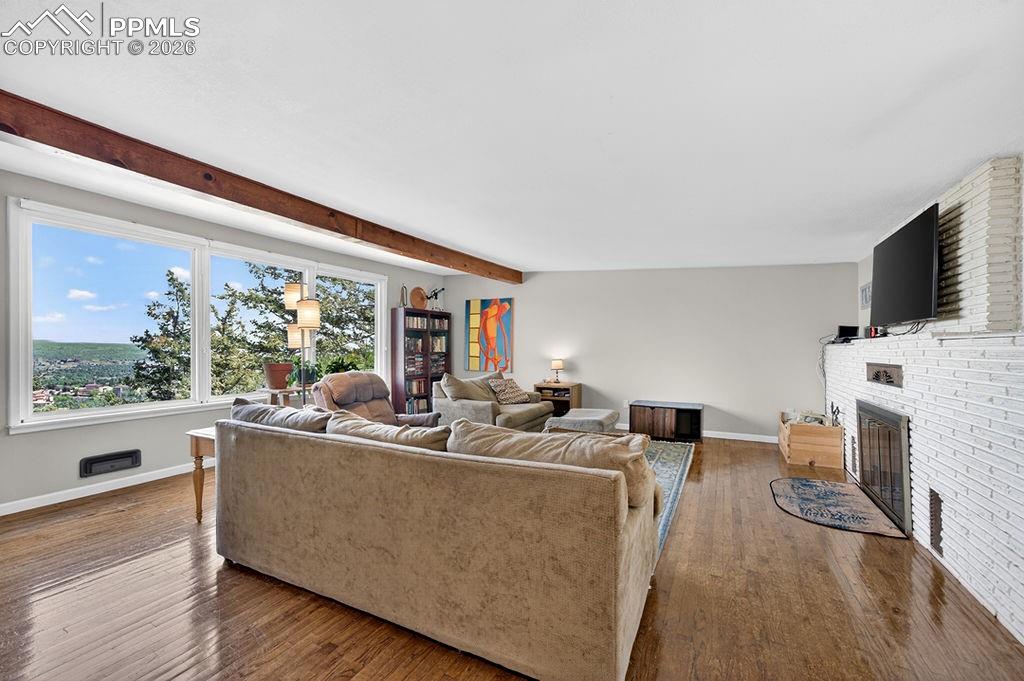 Image 19 of 45: Living Room
