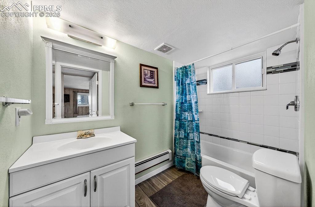 Image 36 of 45: Bathroom