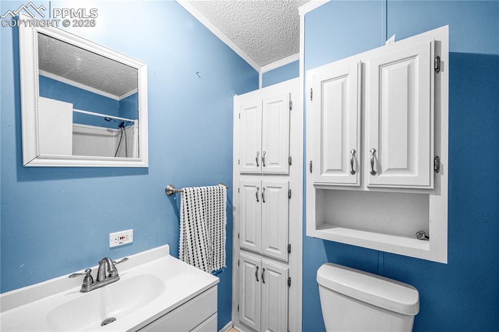 Image 22 of 34: Bathroom