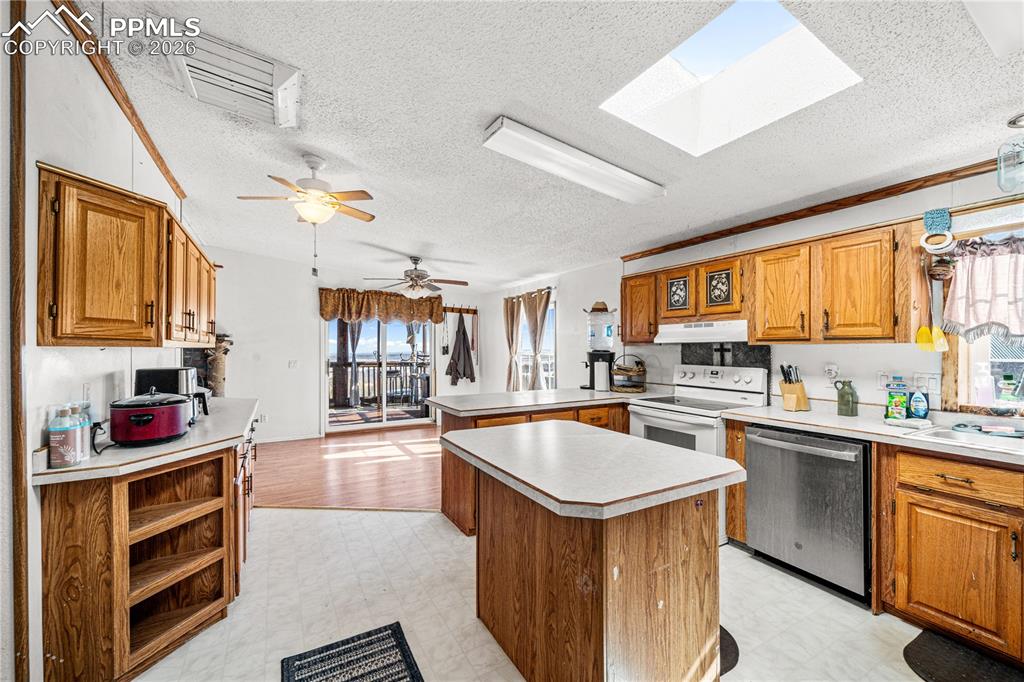 Image 5 of 34: Kitchen