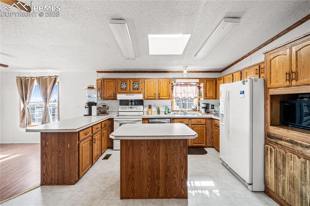 Image 6 of 34: Kitchen