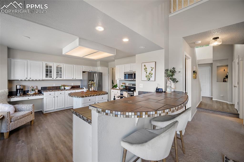 Image 10 of 47: Kitchen